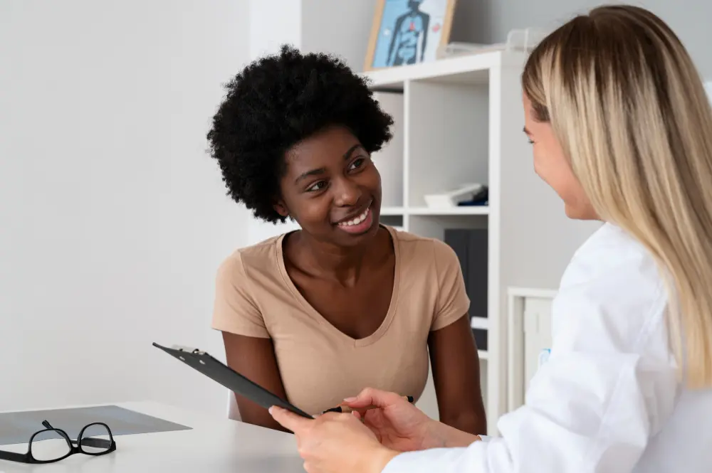 mulher conversando com a nutricionista em uma consulta