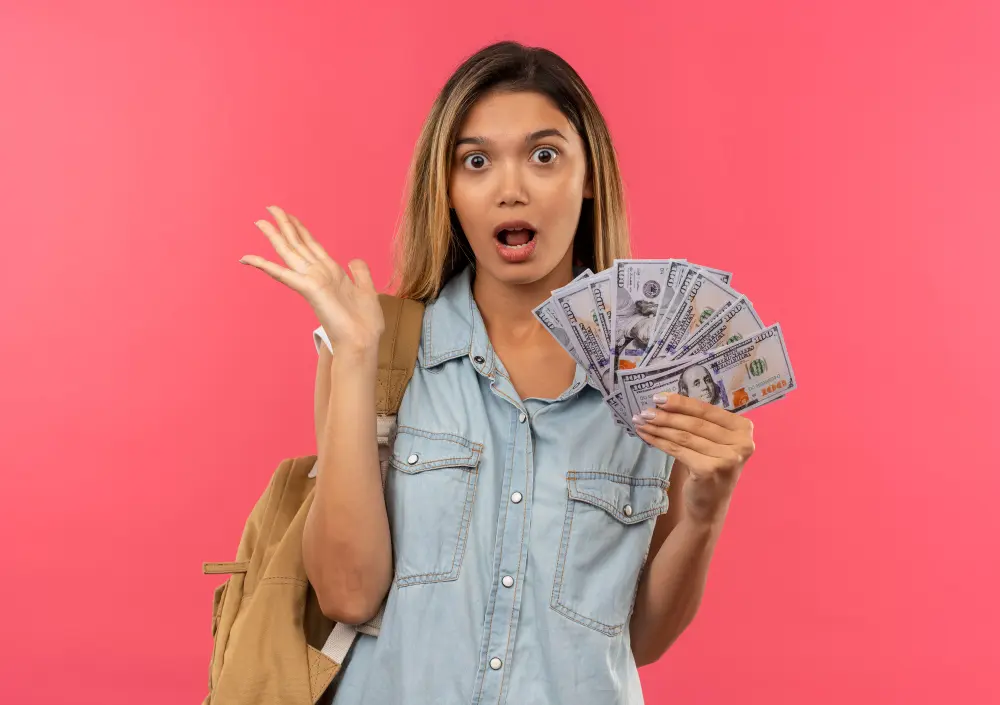 imagem de mulher branca segurando uma grande quantia em dinheiro