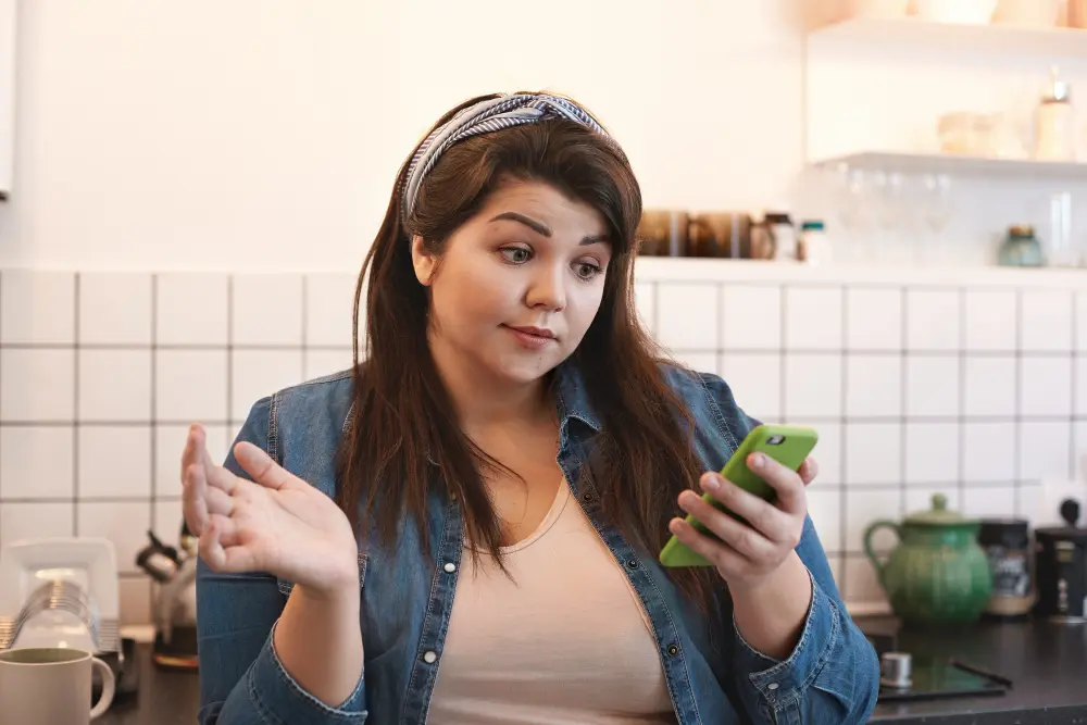 imagem de mulher jovem vendo dietas da moda no celular