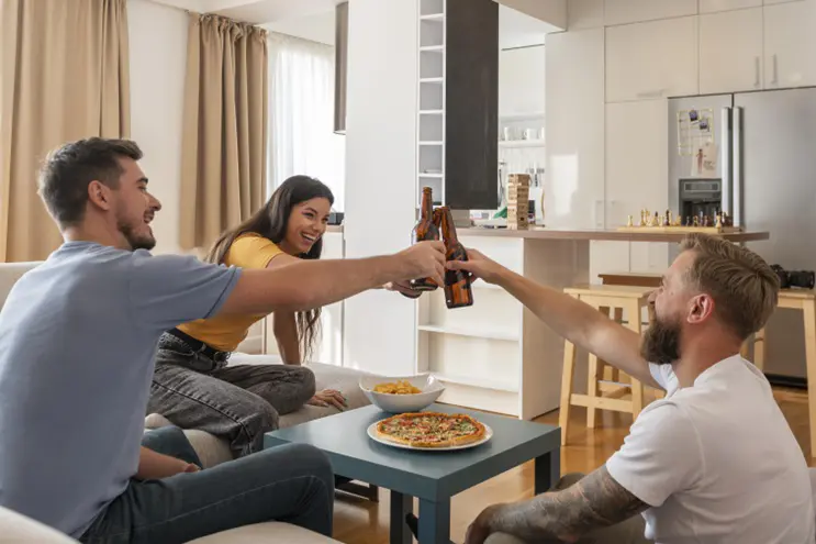 imagem de amigos reunidos em casa para jantar no final de semana