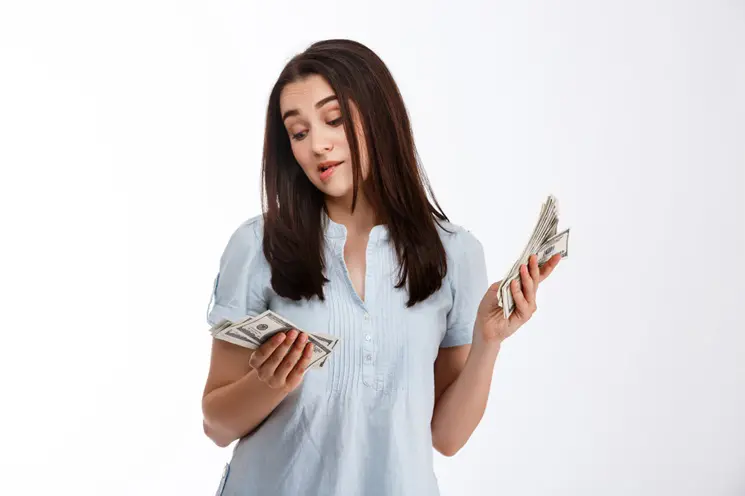 imagem de menina jovem negocios segurando dinheiro pensativamente olhando-para eles sobre parede branca